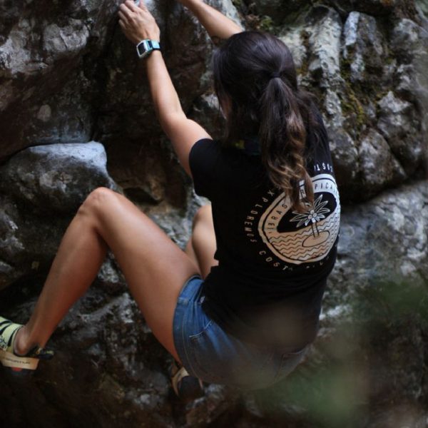 Camiseta-Mujer-Vibras-tropicales-aruko-Sophie-Molina-Costa-Rica